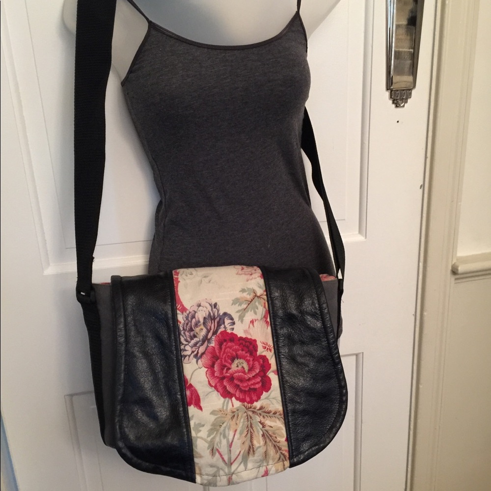 Stunning Porteen Gear Crossbody/Camera Bag Large